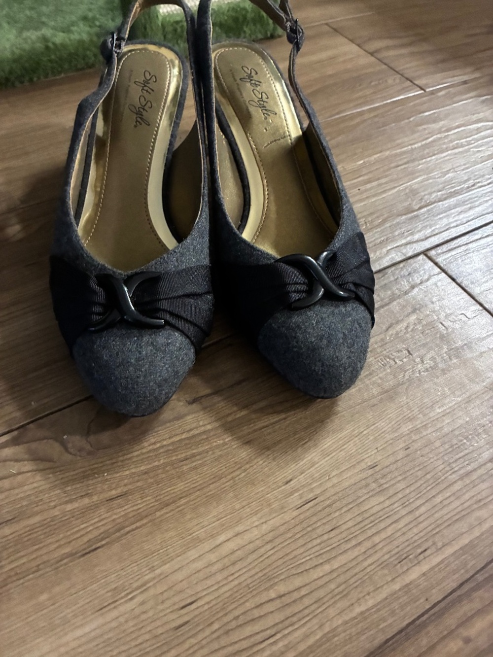 Soft Style black & gray kitten heels